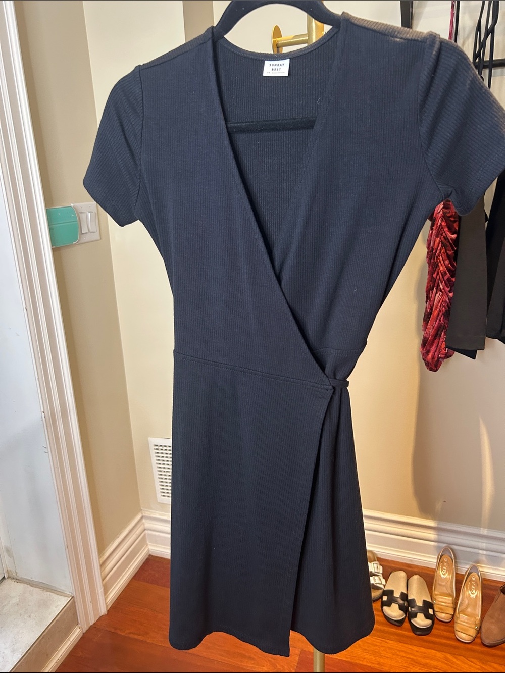 Sunday Best Aritzia V neck Cross over tie waist